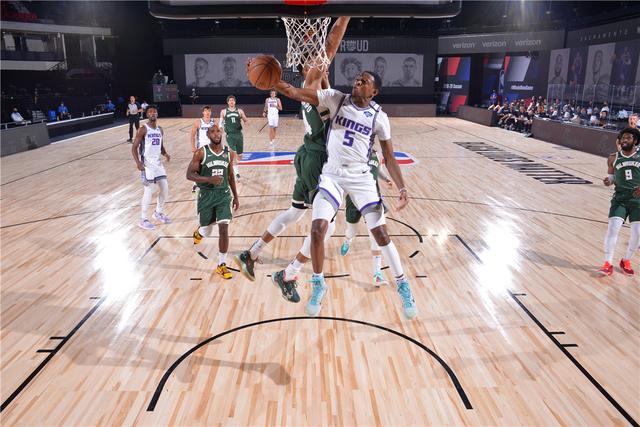 全国铁路今日实行新的列车运行图.